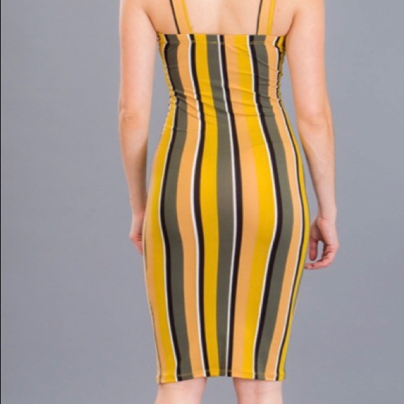 Form fitting summer dress - Picture 3 of 3